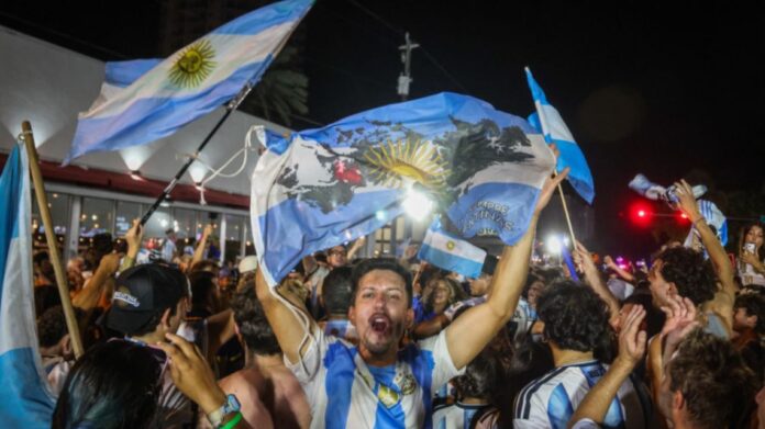 los-aficionados-argentinos-celebran-la-victoria-de-su-seleccion-en-el-partido-de-cuartos-de-final-de.jpeg