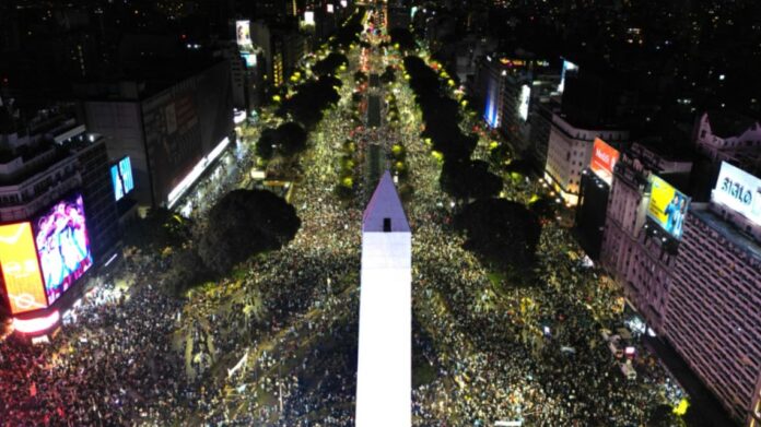 los-aficionados-celebran-la-victoria-de-argentina-sobre-inglaterra-en-el-partido-de-semifinales-de-l.jpeg