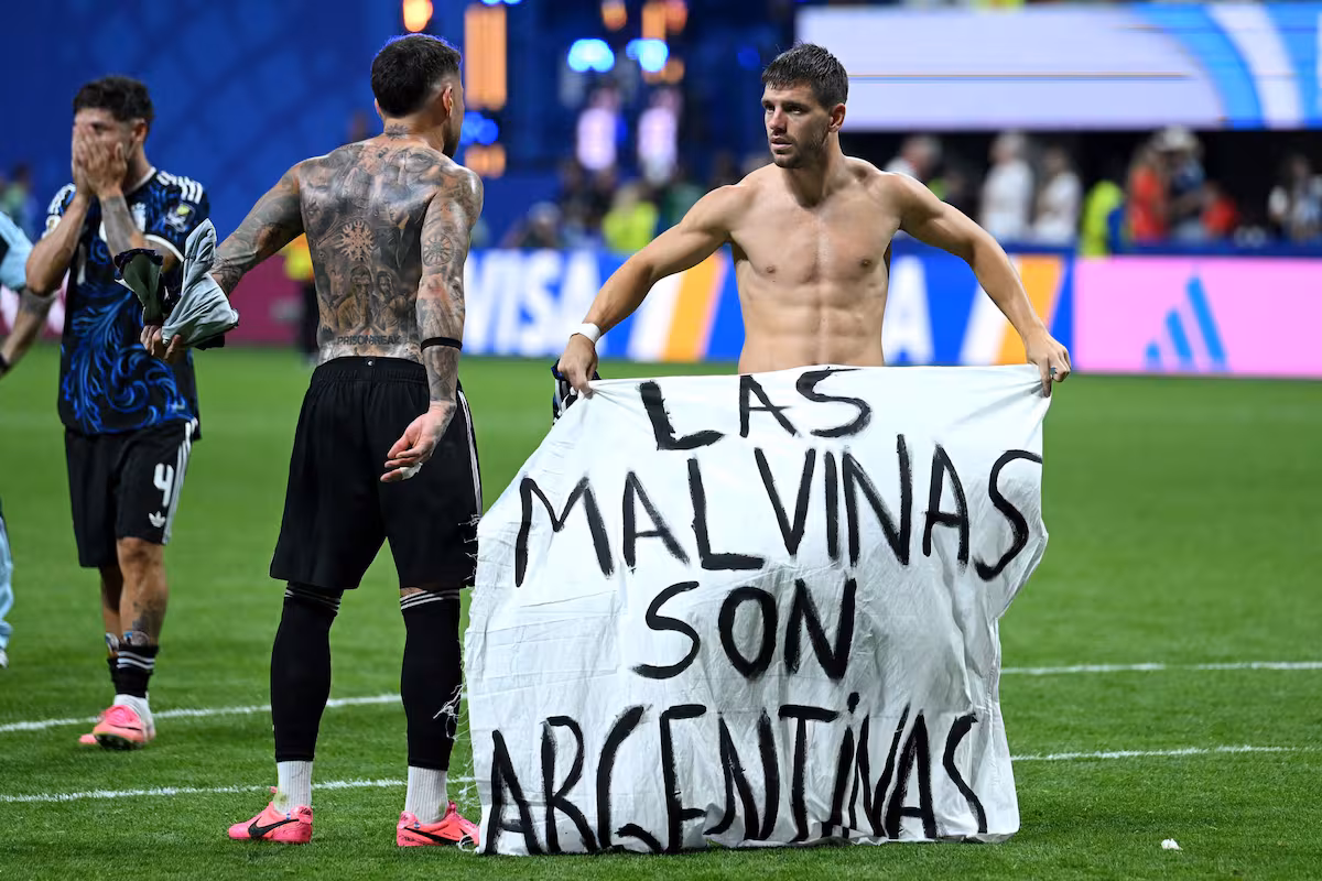 los-jugadores-de-argentina-desplegaron-una-GIP4BFRF7BA6ZFNKPROHGI3R6Y.jpg