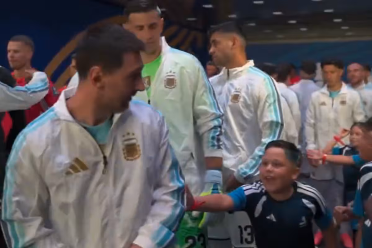 messi-protagonizo-junto-a-un-nene-una-situacion-MLISL3SXCRBRNG42OMDFI5QIWI.png