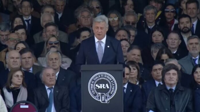 nicolas-pino-hablando-en-la-sociedad-rural-con-milei-sentado-esperando-su-turno-2291153.jpg