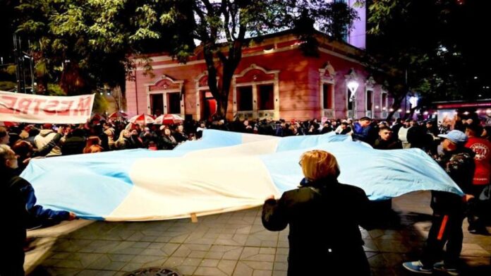protesta-de-radicales-sin-peluca-en-casa-radical-2075255.jpeg