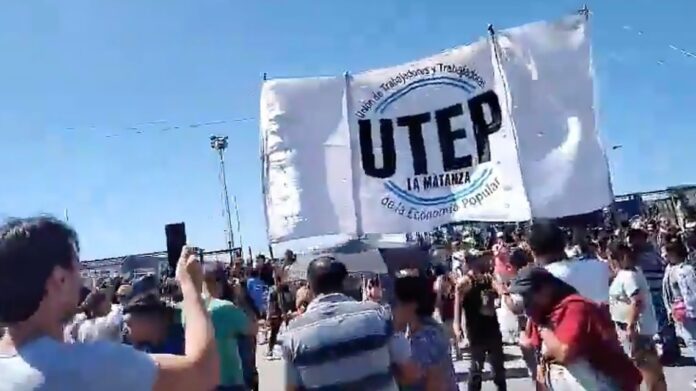 protesta-de-union-de-trabajadores-de-la-economia-popular-utep-frente-al-predio-de-mercado-libre-en-l.jpeg