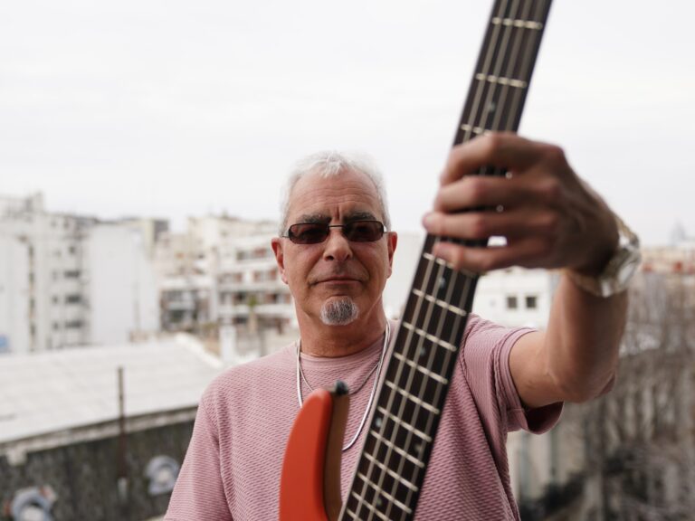Marcelo Vaccaro: El bajista de rock que a los 58 años se atreve a brillar con sus propias canciones