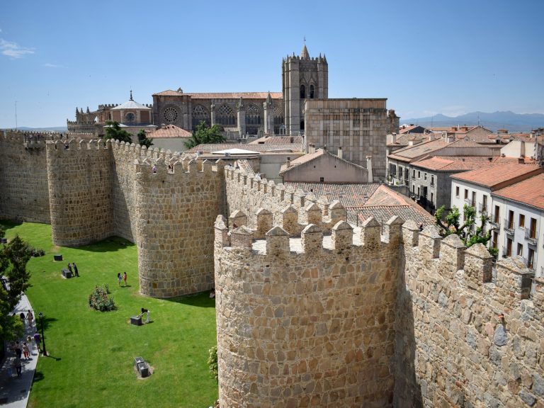 Descubre la ciudad española a 113 km de Madrid: medievalismo y paseos por una muralla de 2000 años