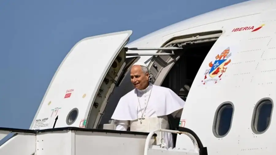 Papa León XIV viajando en avión
