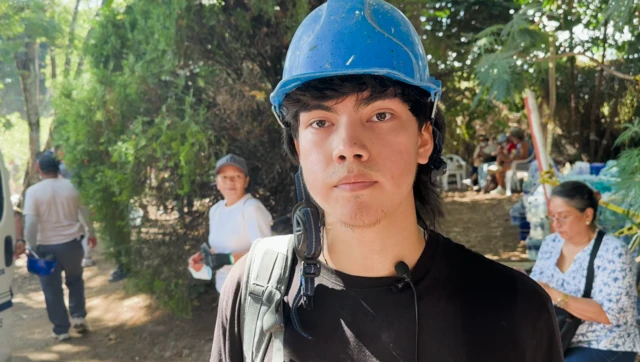 Alejandro Mahecha ayudando en las labores de rescate.
