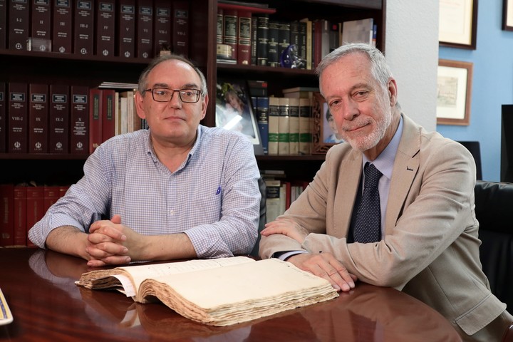 Víctor Heredia Flores y Genaro Ortega, éste último es el heredero de la familia propietaria de la casa que alquiló la familia San Martín. Posee el libro de escrituras de la propiedad.