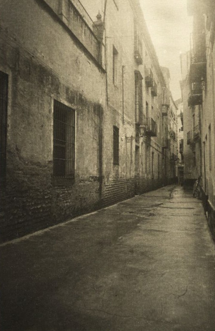 Vista antigua de la Calle de las Escuelas, en donde estaba la escuela primaria de José de San Martín.