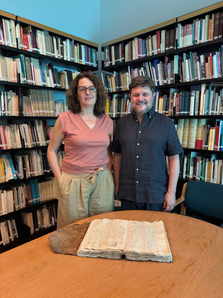 Patricio Orozco junto a María Esther Acuña Muñoz, directora del Archivo Histórico Provincial de Málaga.