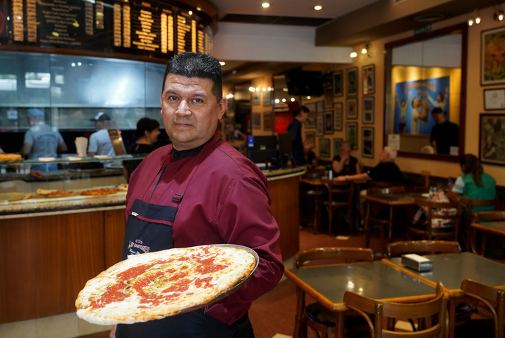 Los Campeones se destaca por su pizza a la piedra. Foto: Guillermo Rodriguez Adami.