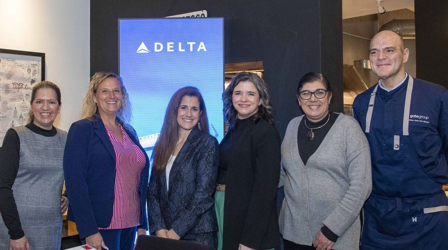 Equipo de Delta Air Lines y Gate Gourmet
