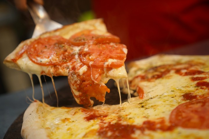 La pizza finita y crocante de El Mazacote. Foto: Martín Bonetto.