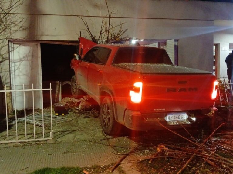 Choque borracho: camioneta se estrella en dormitorio de un jubilado