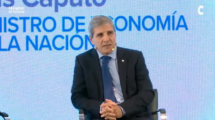 Luis Caputo hablando en la jornada 2026