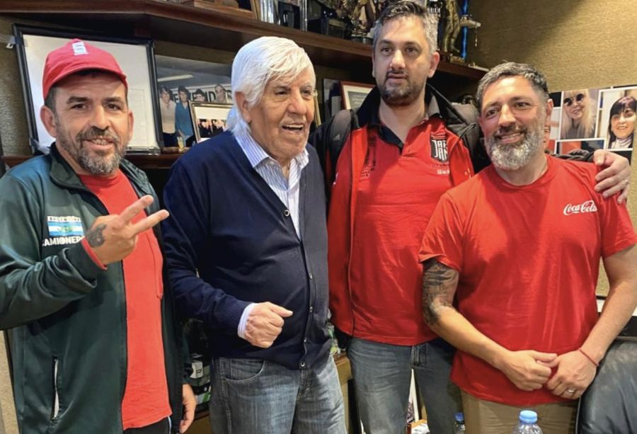 Hugo Moyano con trabajadores