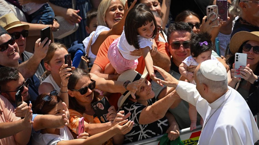 Fotogaleria El papa León XIV saluda a la multitud tras el rezo del Ángelus desde la entrada del Palacio Apostólico en la Piazza della Libertà (Plaza de la Libertad) en la residencia papal de verano en Castel Gandolfo