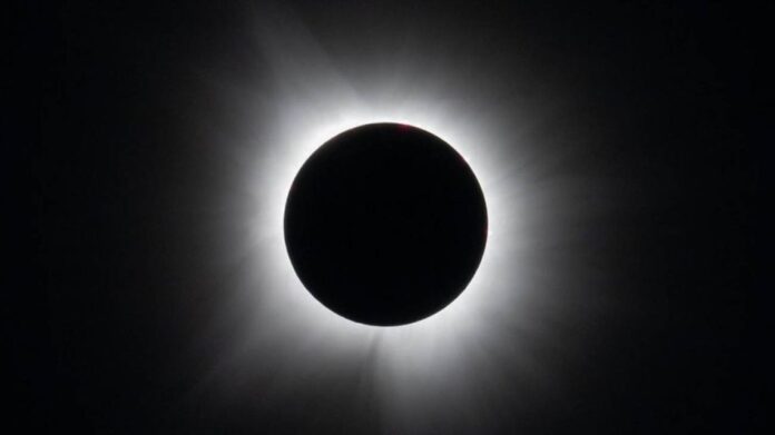 eclipse-solar-total-la-trayectoria-generara-una-ilusion-optica-en-los-mapas-2299774.jpg