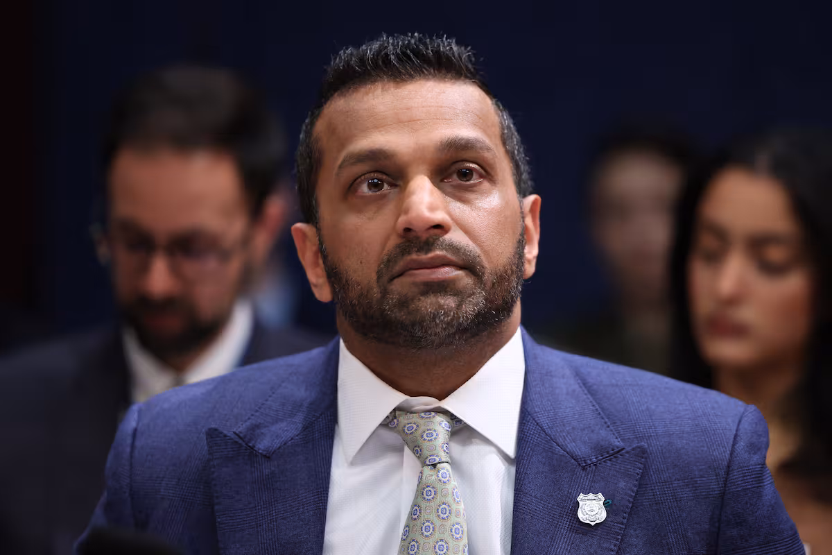 el-director-del-fbi-kash-patel-escucha-durante-EWR4RGPR65F4FCKSMNLDV2OW2E.jpg