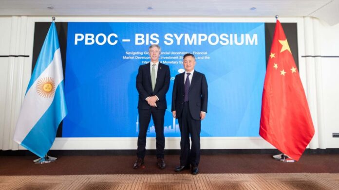 el-presidente-del-bcra-santiago-bausili-y-pan-gongsheng-presidente-del-pboc-2298230.jpg