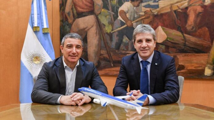 fabian-lombardo-presidente-de-aerolineas-argentinas-junto-al-ministro-de-economia-luis-caputo-229904.jpeg