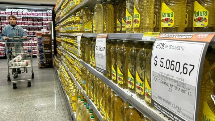 fotogaleria-una-mujer-empuja-un-carrito-de-compras-frente-a-un-puesto-de-aceite-de-girasol-en-venta.jpeg