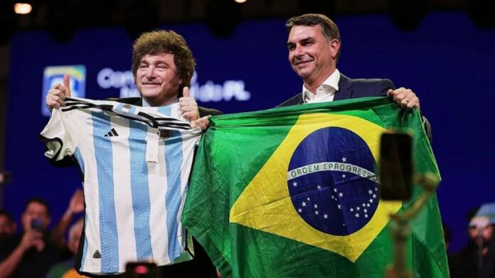 javier-milei-y-flavio-bolsonaro-2303272.jpg