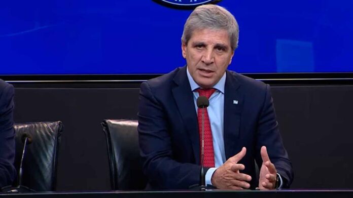 luis-caputo-2304157.jpg