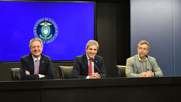 luis-caputo-jose-luis-daza-y-federico-furiase-en-conferencia-de-prensa-2304468.jpg