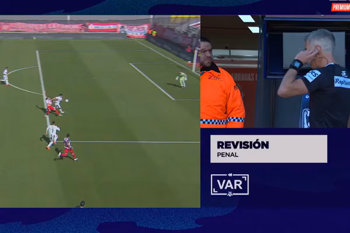 mastrangelo-en-el-var-observando-la-accion-en-la-7USQ3B77QFGPTMMSYGQVQYXEYQ.png