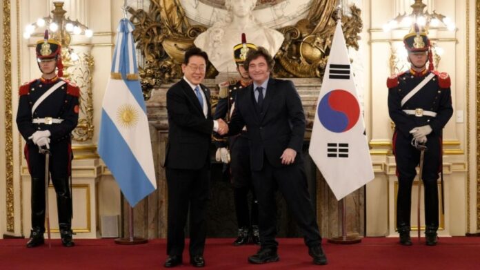 milei-y-el-mandatario-surcoreano-lee-jae-myung-2295521.jpg