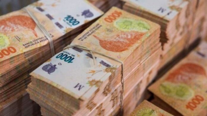 pesos-argentinos-2300203.jpg