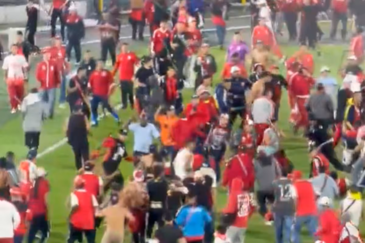 un-partido-fue-demorado-por-un-enfrentamiento-FGWPJ5GTYZHFPE4Y26XAG3FWXQ.png