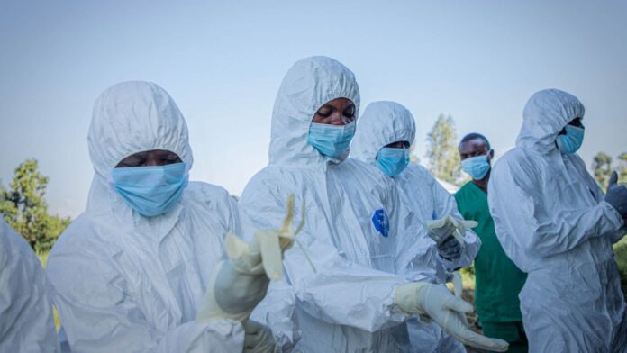 fotogaleria-voluntarios-se-colocan-sus-equipos-de-proteccion-personal-antes-de-recuperar-el-cuerpo-d.jpeg