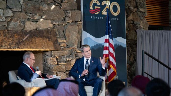 scott-bessent-y-larry-kudlow-2316569.jpg